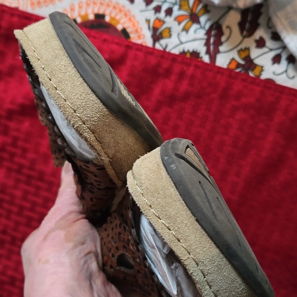 EARTH Origins "Holly" Sandal mandala design. Tan Leather. EUC SZ. 7.5 - Picture 9 of 10